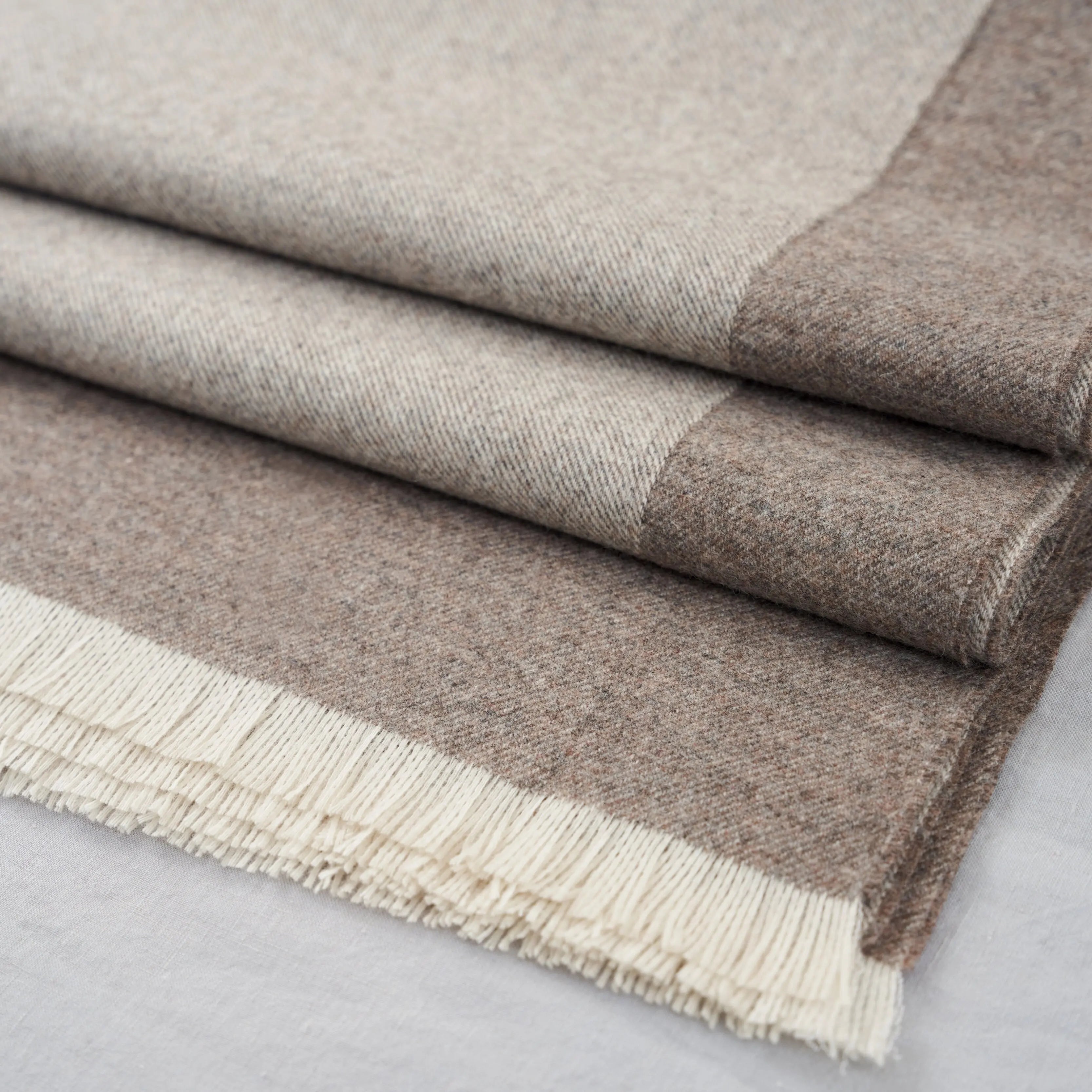 Premium 35% Cashmere 65% Wool Throw Blanket - Luxury Sustainable Home Textile